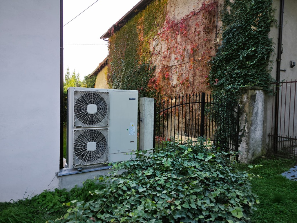 Pompa di calore Hitachi ad alta temperatura installata all'esterno